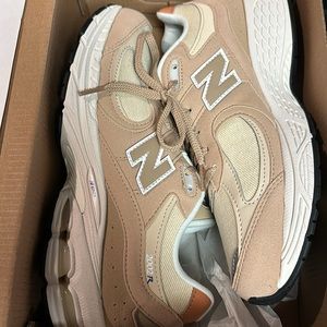 Please read- Never worn grade size new balance sz 7 = women 8.5/9